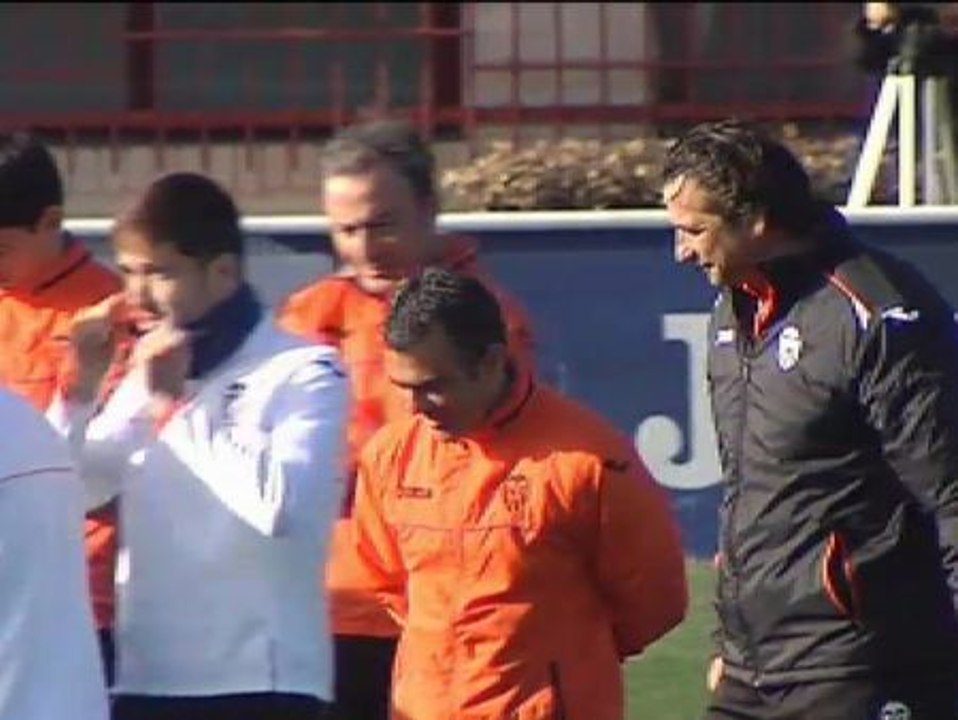 El Valencia entrena con normalidad antes de viajar a Kiev