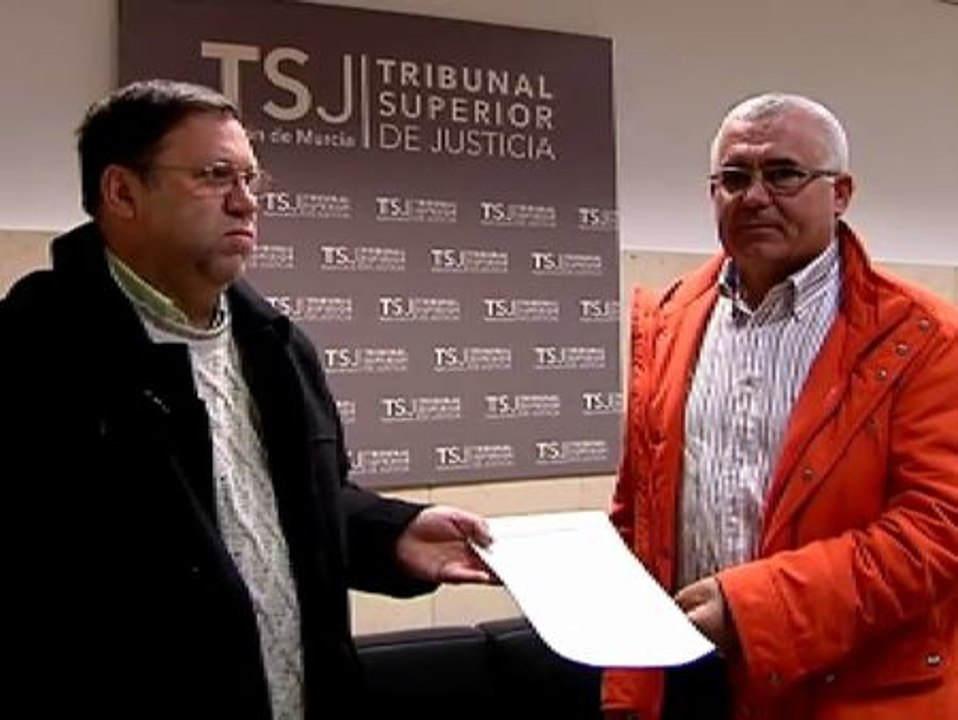 El "curaflauta" de Murcia entrega un manifiesto a los jueces contra los desahucios