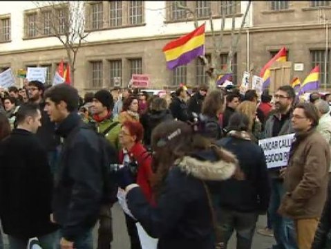Cientos de republicanos reciben a la Infanta en los Juzgados de Palma