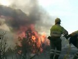 Los bomberos refrescan la zona de Segobre para evitar que el incendio se reavive