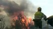 Los bomberos refrescan la zona de Segobre para evitar que el incendio se reavive