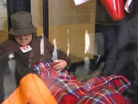Okupan simbólicamente cajeros contra los desahucios