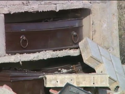 El viento tumba 120 nichos del cementerio de Bobes (Asturias)