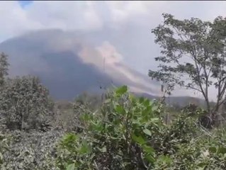 El volcán de Indonesia sigue lanzando lava y gas ardiente