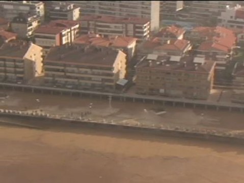 Las olas destrozan el cantábrico