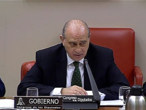 El ministro del Interior reconoce el uso de material antidisturbios para reprimir la avalancha de inmigrantes en Ceuta