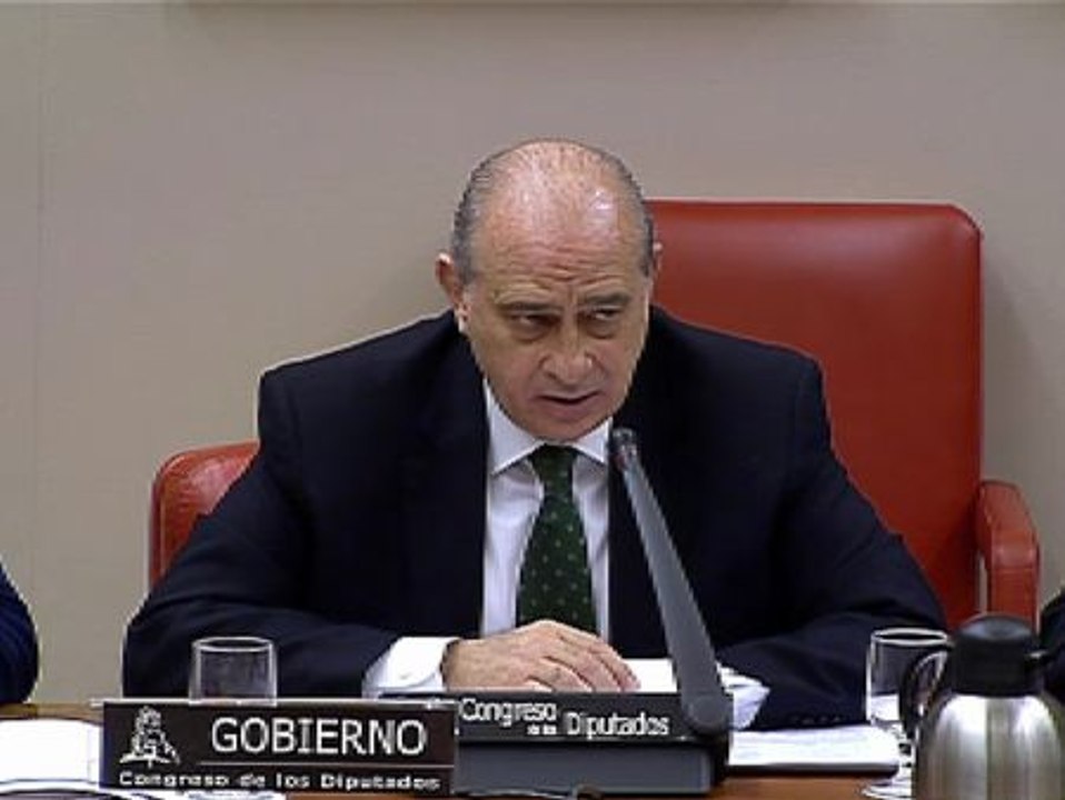 El ministro del Interior reconoce el uso de "material antidisturbios" para reprimir la avalancha de inmigrantes en Ceuta