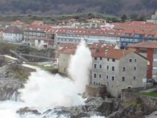 El mar golpea con fuerza la costa asturiana