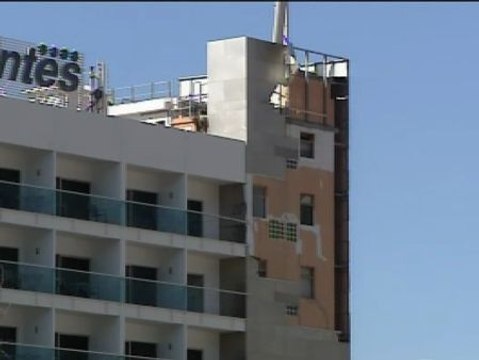 Las rachas de viento en Canarias provocan daños en un colegio y en un hotel