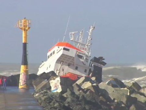 Espectacular naufragio de un carguero español en Anglet (Francia)
