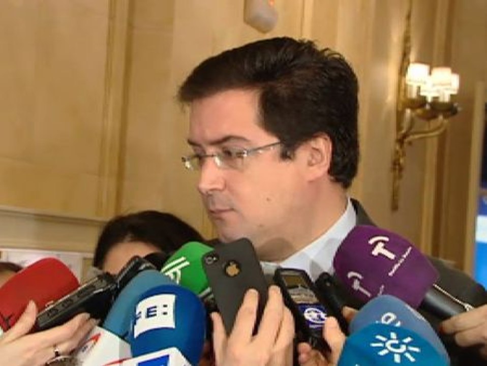 Osca López pide explicaciones a Cospedal sobre el contrato de su marido con Liberbank