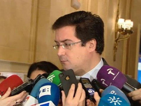 Osca López pide explicaciones a Cospedal sobre el contrato de su marido con Liberbank