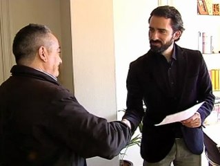 El Ayuntamiento de Barcelona estudia indultar al jubilado sancionado por pegar carteles en la calle