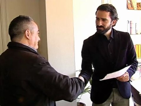 El Ayuntamiento de Barcelona estudia indultar al jubilado sancionado por pegar carteles en la calle