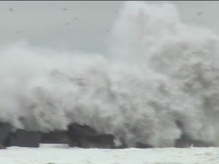 Las olas castigan la cornisa cantábrica