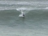 Los surferos más expertos se aprovechan de las olas de más de 8 metros en San Sebastián