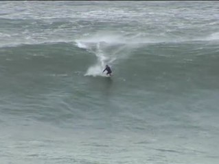 Los surferos más expertos se aprovechan de las olas de más de 8 metros en San Sebastián