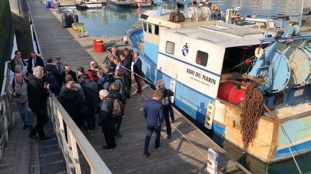 François-Xavier Bellamy, tête de liste LR aux Européennes, en visite à la criée
