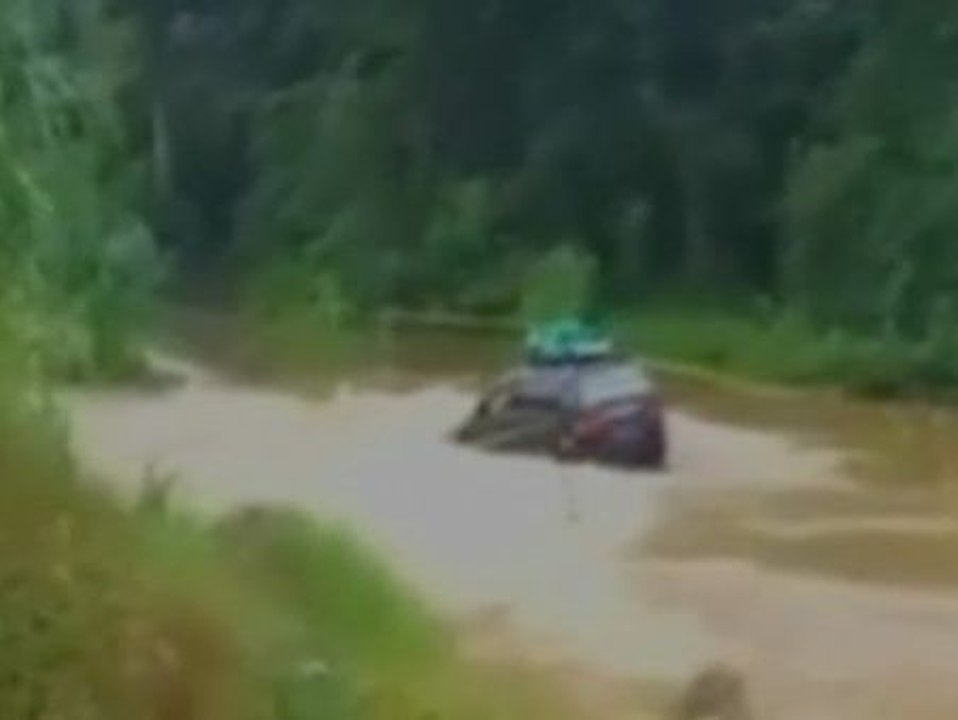 Angustioso rescate de una familia atrapada por una riada