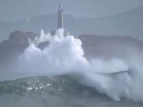 La cornisa cantábrica en alerta naranja por vientos y olas