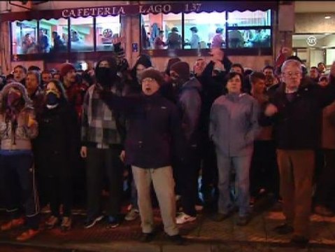 Tensión entre los vecinos del Gamonal y los antidisturbios en la quinta noche de protesta