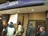 Vecinos del barrio burgalés del Gamonal protestan frente a los bancos para pedir la absolución de los detenidos
