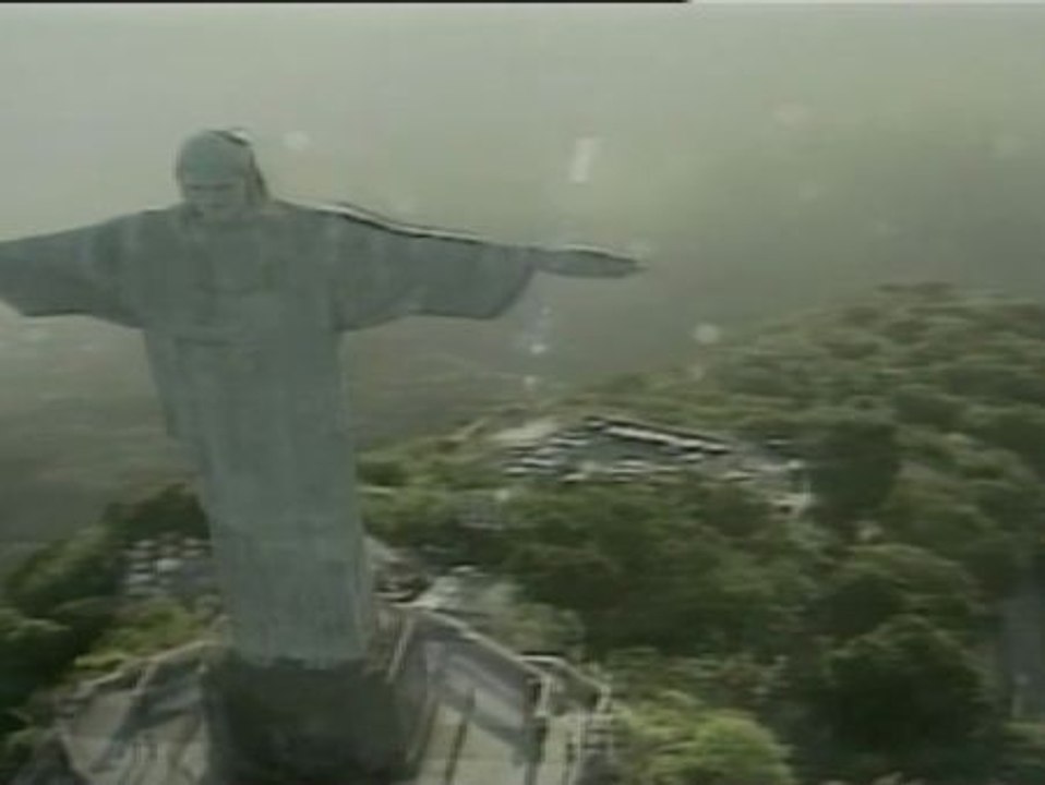 Un rayo daña la estatua del Cristo Redentor de Río de Janeiro
