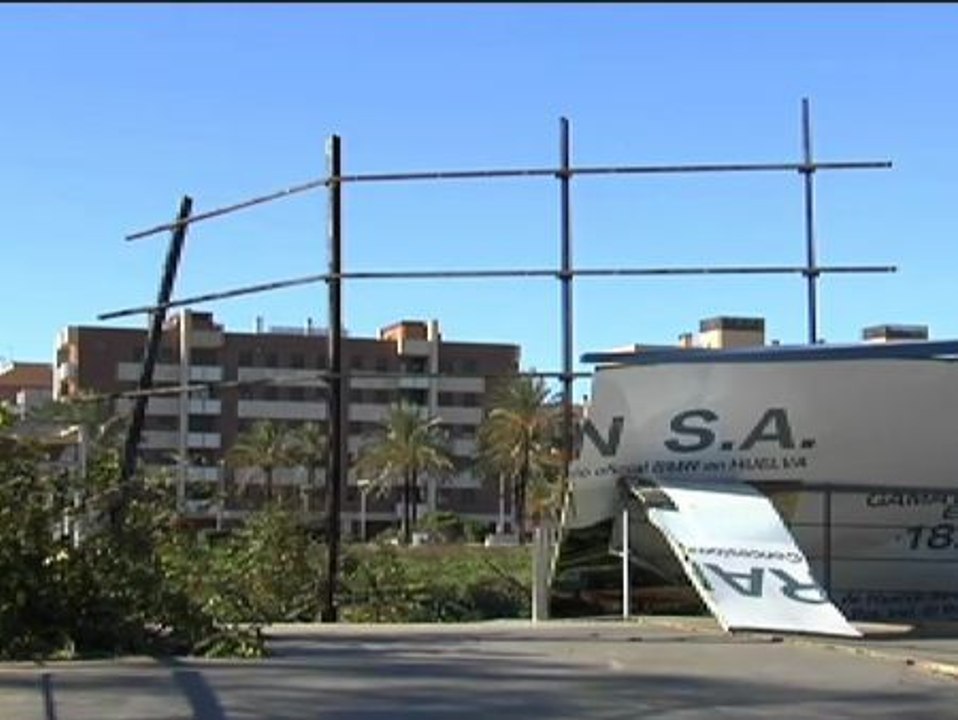 Fuertes vientos causan numerosos destrozos en Huelva