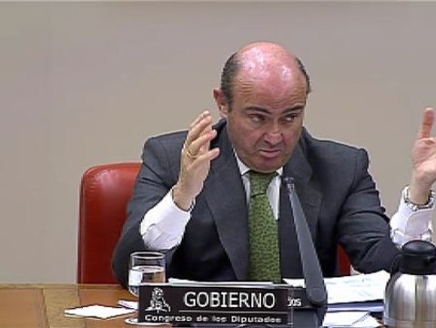 De Guindos dice que se prevé inyectar unos 15.000 millones de euros en la CAM