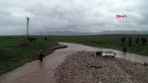Gaziantep Dere Sularına Kapılan Otomobildeki 2 Kişiden Birinin Cesedi Bulundu