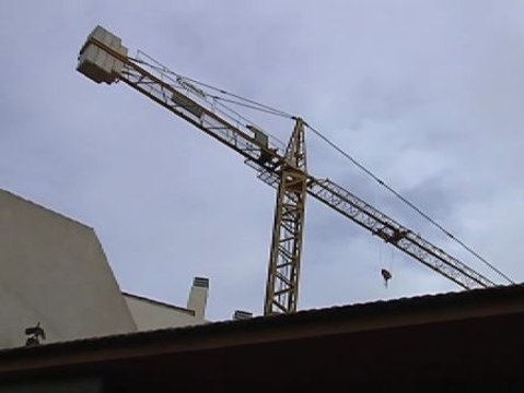 Una grúa de construcción amenaza con caerse en Alquería, Murcía