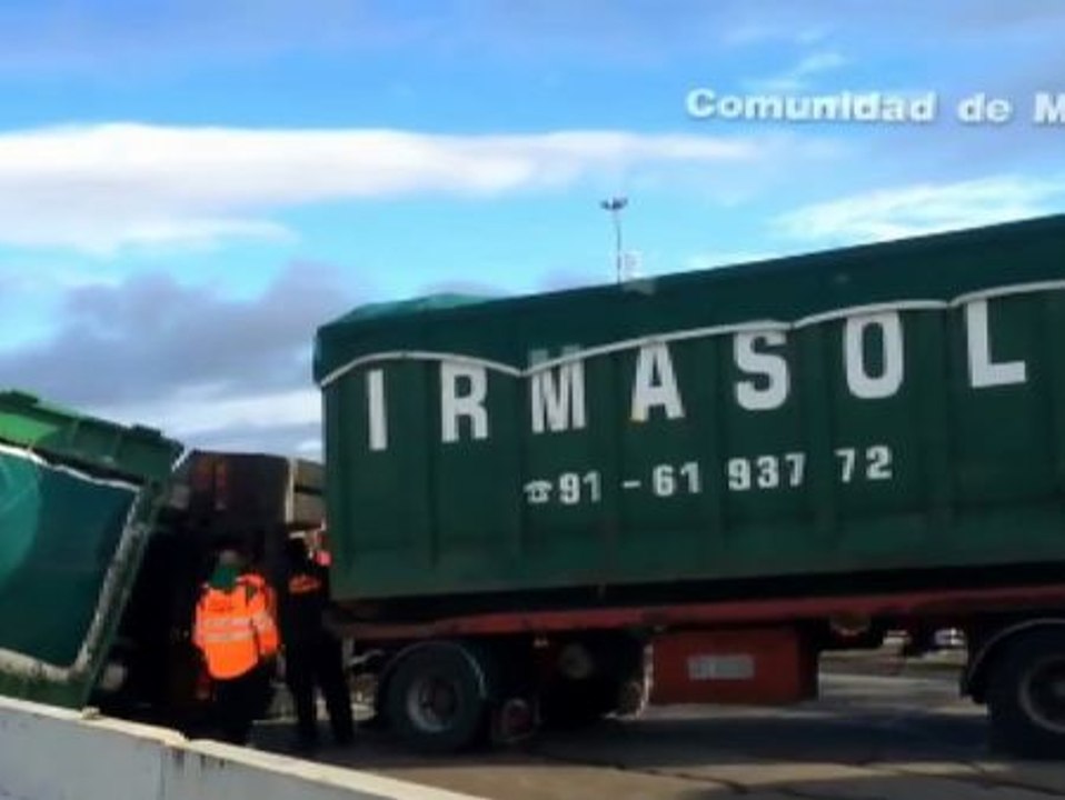 Colisionan dos camiones en la A-4 y uno de ellos vierte sus 300 litros de combustible