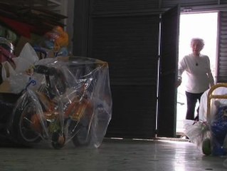 Una señora de 91 años arregla juguetes para que lo vuelvan a usar los más necesitados