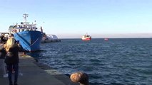 Santa Pola recibe como héroes a los tripulantes del pesquero que auxilió a una patera con 12 migrantes en el Mediterráneo