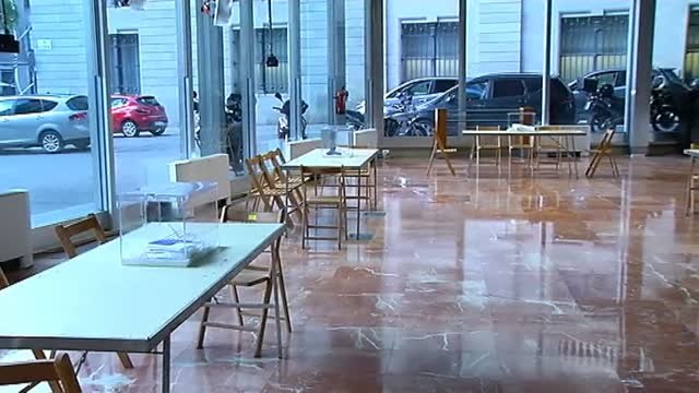 Las papeletas ya están en los colegios electorales de toda Cataluña