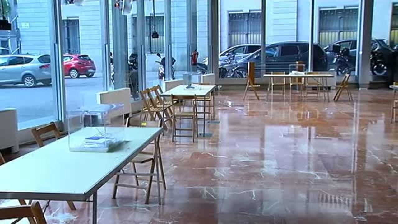 Las papeletas ya están en los colegios electorales de toda Cataluña
