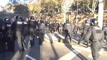 Primeras cargas policiales contra los CDR en Barcelona
