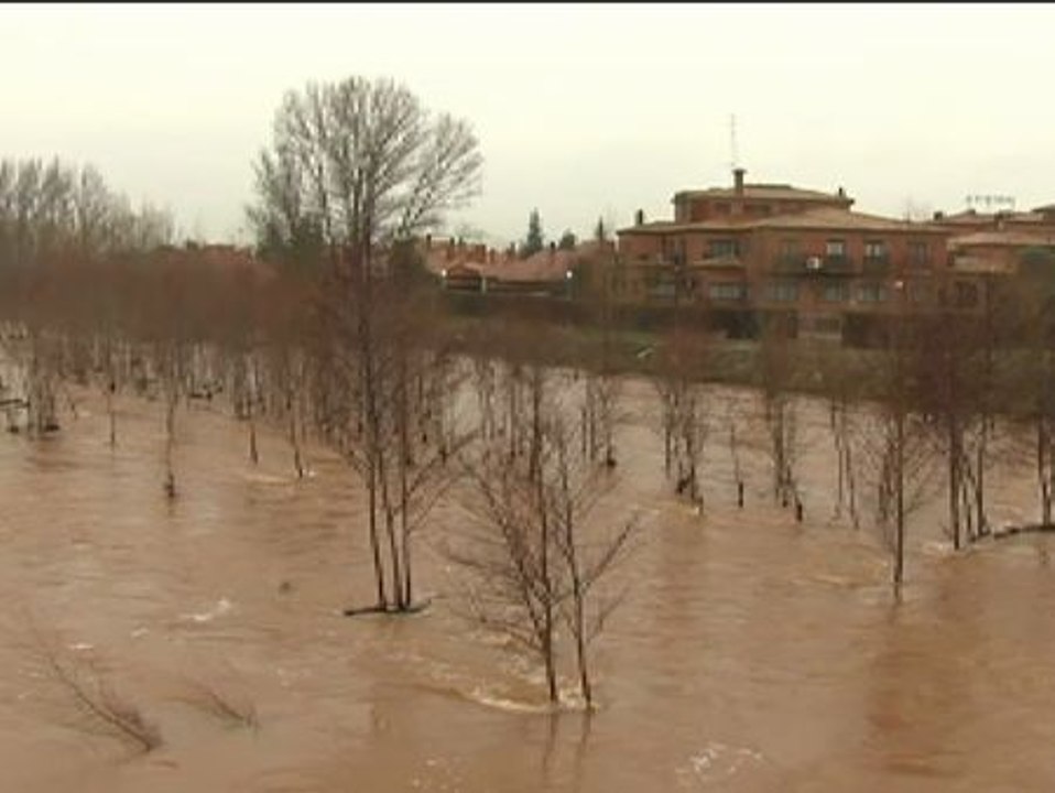 Muchos ríos de Castilla y León, desbordados por...