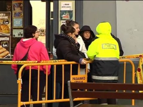 Los vecinos afectados por el incendio intentan recuperar sus pertenencias