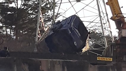 중앙고속도로 덤프트럭 추락...20대 운전자 숨져 / YTN