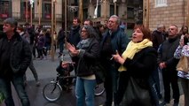 El Ayuntamiento de Barcelona cuelga un lazo amarillo por la libertad de los presos