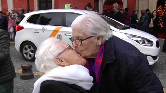 Muchos taxistas llevan a los más mayores a disfrutar de la decoración y las luces de Navidad