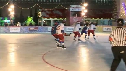 Putin despide el año jugando al hockey sobre hielo en la Plaza Roja