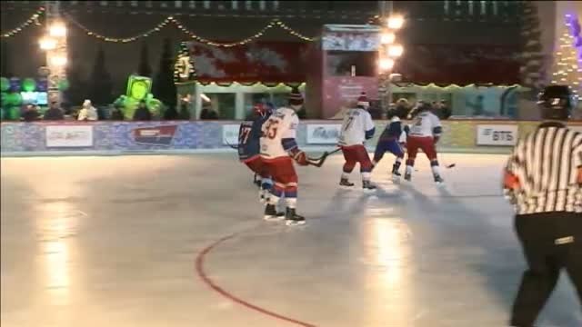 Putin despide el año jugando al hockey sobre hielo en la Plaza Roja