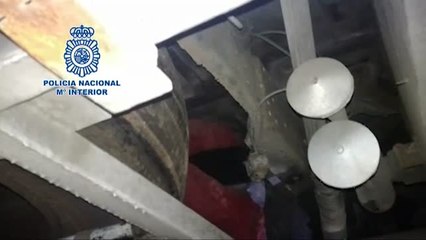 Laborioso rescate de un menor que viajó desde Tánger oculto entre los ejes de un autobús