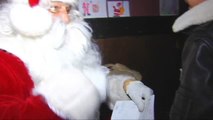Papá Noel recoge las últimas cartas antes de repartir los regalos
