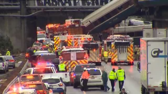 Descarrila un tren de pasajeros y cae sobre una autopista en el estado de Washington