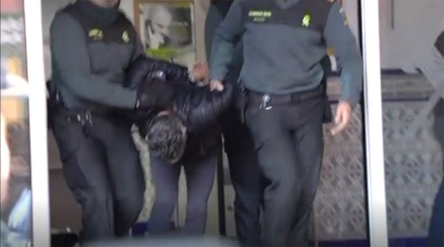 Gritos de asesino, dejadlo suelto a la salida de Montoya para declarar ante el juez