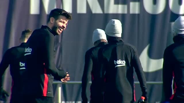 Ambiente distendido en el entrenamiento del FC Barcelona antes de viajar a Madrid