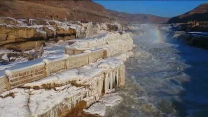El invierno convierte en "maravilla" la cascada de Hukou en China